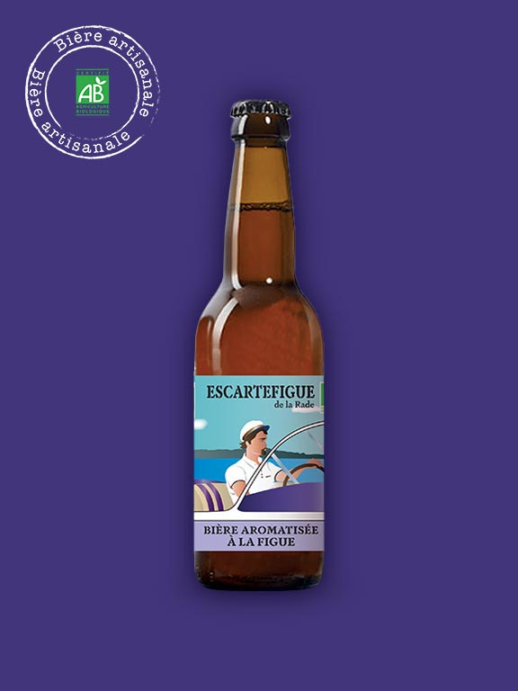 Bouteille de bière Escartefigue de la Rade, aromatisée à la figue, fond violet méditerranéen