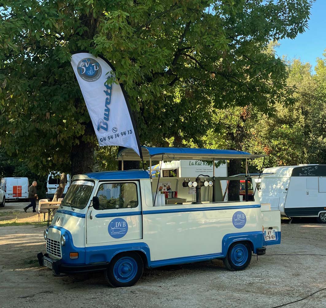 Bar mobile Fanny la Provençale installé sur un événement en plein air, servant des bières artisanales dans une ambiance conviviale en Provence