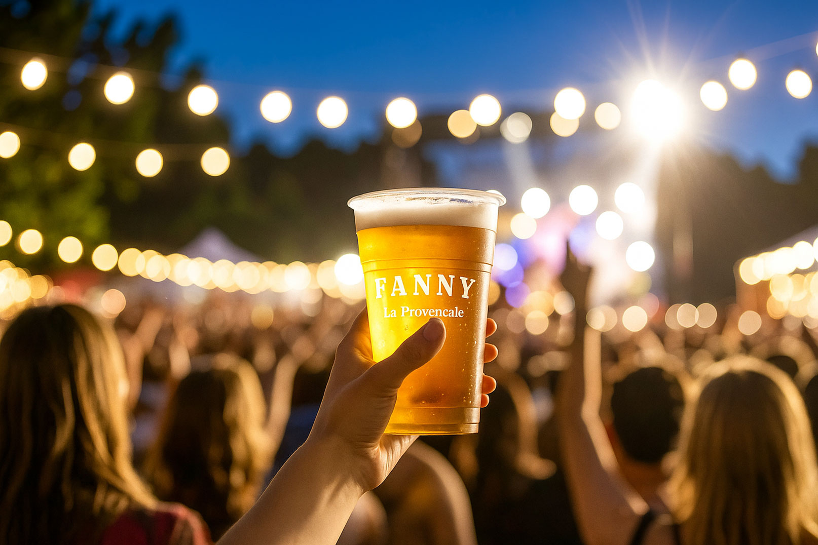 FANNY La Provençale – Partenaire bière des événements en Provence Verre de bière FANNY La Provençale tenu à la main lors d’un événement festif en Provence, symbole de convivialité et d’authenticité